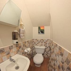 un piccolo bagno con un water e un lavandino di La Casa de Sonya a Concepción de Ataco Altre 15 foto
