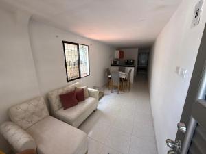 バランキージャにあるApartamento Montecristoのソファとテーブルのあるリビングルーム