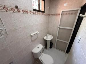 バランキージャにあるApartamento Montecristoのトイレと洗面台のあるバスルーム