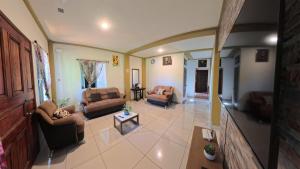 an overhead view of a living room with couches at La Casa de Sonya in Concepción de Ataco