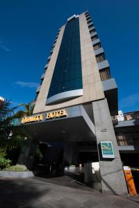 um edifício com uma placa que lê a regra do hotel em Quality Porto Alegre em Porto Alegre