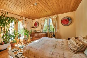 Postel nebo postele na pokoji v ubytování The Outlier Inn