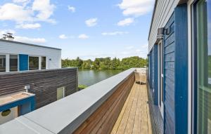 eine große Terrasse an der Seite eines Hauses mit einem Fluss in der Unterkunft Thor in Tossenserdeich + 14 Fotos