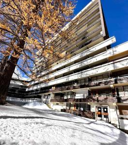 a large building with snow in front of it at Résidence Le Pelvoux I - RESIDENCE LE PELVOUX I MAE-0031 in Vars