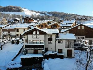 a group of houses with snow on the roofs at Le Vieux Chalet - Chalet confortable pour 8 personnes dans le cente du village MAE-3631 in Saint-Martin-de-Belleville