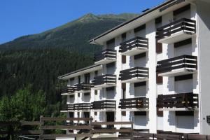 a apartment building with a mountain in the background at Résidence Les Esserts - Les Esserts MAE-8381 in Les Houches