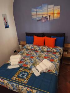 a bedroom with a bed with towels on it at Casa Frufa in Terrasini