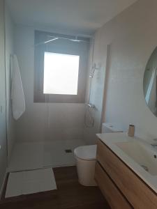 Ένα μπάνιο στο Adina Garden Sanxenxo +15 φωτογραφίες