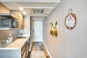 Nhà bếp/bếp nhỏ tại Oceanfront Gem - Walk to Daytona Beach Pier!