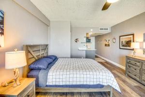 Giường trong phòng chung tại Oceanfront Gem - Walk to Daytona Beach Pier! +20 ảnh