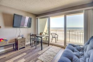 TV/trung tâm giải trí tại Oceanfront Gem - Walk to Daytona Beach Pier!