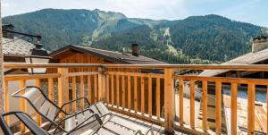 シャンパニー・アン・ヴァノワーズにあるChalet L'etoile D'argent - Chalets pour 6 Personnes MAE-0361の椅子と山の景色が見えるバルコニー