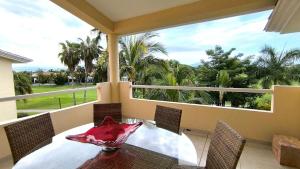 Un comedor con mesa y sillas en un balcón. en Exclusive Luxury condo – Comfort & Style, en Nuevo Nayarit
