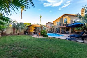 フェニックスにあるLux Quiet North Scottsdale Paradise houseの裏庭(プール、家あり)