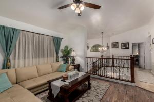 フェニックスにあるLux Quiet North Scottsdale Paradise houseのソファと天井ファンのあるリビングルーム +59枚の写真