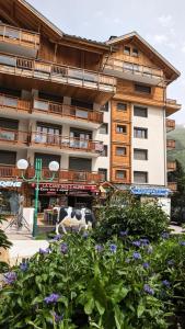 ヴェノスクにあるLa Residence - Appartement La Résidence MAE-9441の花の前の建物 +2枚の写真