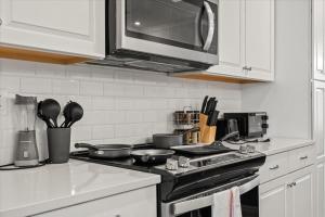 Η κουζίνα ή μικρή κουζίνα στο Luxe King 4BR Townhouse with Rooftop in Uptown CLT