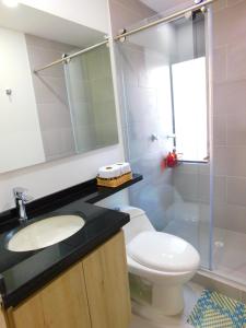 une salle de bain avec toilettes, lavabo et douche dans l'établissement Modern Apartment in the Heart of Bogotá, à Bogotá 23 autres photos