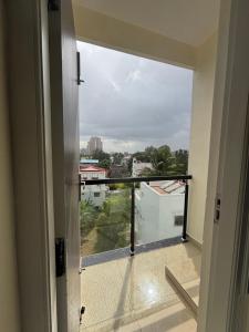 バンガロールにあるBright 1BHK with a Cozy Balconyの市街の景色を望むバルコニーへのドア