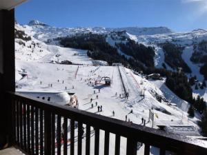 a view of a ski slope with people on the snow at Résidence Le Panoramic - Appartement lumineux · Départ et retour skis aux pieds · Piscine · Parking inclus · Spa MAE-0351 in Magland