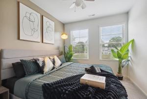 เตียงในห้องที่ Stylish King 3-Bed Townhome Minutes to Cary & NC State