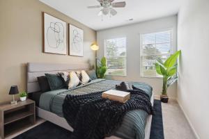 เตียงในห้องที่ Stylish King 3-Bed Townhome Minutes to Cary & NC State