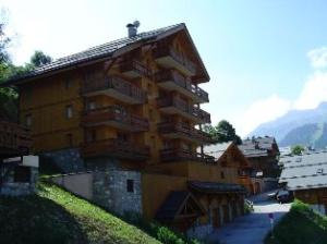 a large building with balconies on the side of it at Résidence Lachat - Bel appartement 3 pièces 6 personnes proche de Méribel centre MAE-2331 in Les Allues