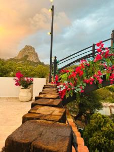 ベルナルにあるAltamonte Hotel Boutiqueの花と山を背景にした階段