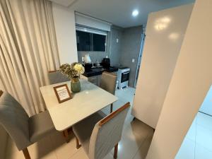 a kitchen and dining room with a table and chairs at A pérola de Costa Azul in Rio das Ostras