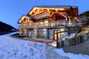 a log cabin in the snow in the evening at Résidence Duvel - Chalet Duvel - 12 Personnes - Les Gets MAE-8521 in Les Gets