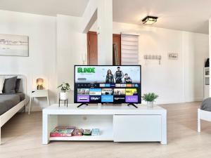 Televiisor ja/või meelelahutuskeskus majutusasutuses Little Gem - 2 Beds - AC - 5 min Downtown