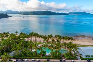 Una vista aérea de una playa con palmeras y el océano. en Hibiscus Apartments on Hamilton Island by HIHA, en Hamilton Island