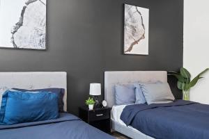 Ένα ή περισσότερα κρεβάτια σε δωμάτιο στο Luxe King 3BR Townhouse -Mins to Uptown CLT