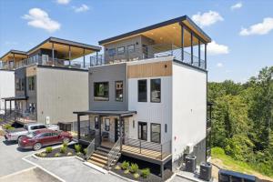 une grande maison avec une voiture garée dans un parking dans l'établissement New Roof Top Patio Home Wpool, Hot Tub & Game Rm, à Pigeon Forge