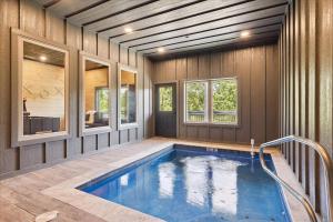 - une piscine dans une chambre dotée de murs en bois dans l'établissement New Roof Top Patio Home Wpool, Hot Tub & Game Rm, à Pigeon Forge
