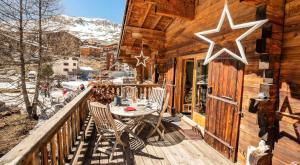 ティーニュにあるChalet Ancolie - Chalets pour 8 Personnes MAE-4993の木製デッキ(テーブル、椅子付)