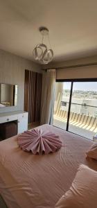 En eller flere senge i et værelse på Azha Sokhna private villa