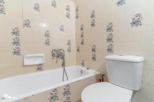 un baño con inodoro y bañera en 'Nefeli' House With Amazing View Βy The Sea, en Nea Makri 39 fotos más