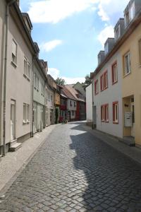 een geplaveide straat in een stad met gebouwen bij Double B in Erfurt