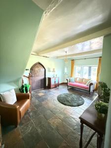 ein Wohnzimmer mit zwei Sofas und einem Kamin in der Unterkunft Grange Cottage in Belmont