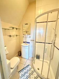 ein Badezimmer mit Dusche, Toilette und Waschbecken in der Unterkunft Grange Cottage in Belmont + 41 Fotos
