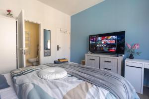 Voodi või voodid majutusasutuse Chambre de luxe MADRID a LIEGE Sale de bain privée 1er étage check in autonome cuisine partagée toas