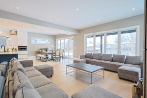 ナイアガラ・フォールズにあるModern 6 Bedroom Masterpiece in Niagara Fallsのソファとテーブルのあるリビングルーム
