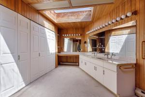 Φωτογραφία από το άλμπουμ του Master bedroom with spacious bathroom σε Delta