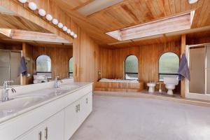 Ένα μπάνιο στο Master bedroom with spacious bathroom