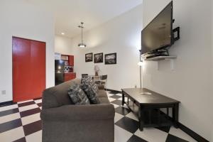 een woonkamer met een bank en een flatscreen-tv bij Brunswick Studio 102 in Kingman