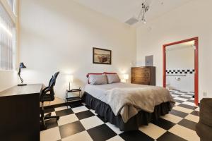 een slaapkamer met een bed, een ladekast en een spiegel bij Brunswick Studio 102 in Kingman