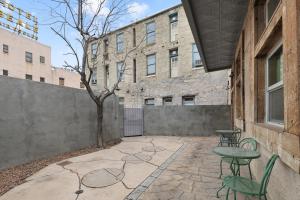 een terras met een tafel en stoelen voor een gebouw bij Brunswick Studio 102 in Kingman