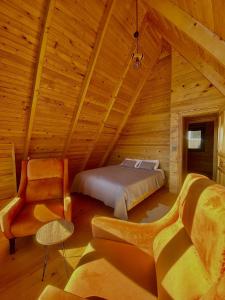 Ένα ή περισσότερα κρεβάτια σε δωμάτιο στο rosa suit bungalov