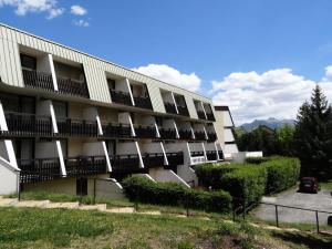 an apartment building with balconies and a parking lot at Résidence Bois Des Coqs - Studio confortable · Proche des pistes · Coin montagne & parking extérieur MAE-0294 in Champcella